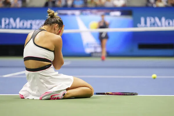 ▲莎芭蓮卡高舉獎盃，感性向團隊喊話「這一切值得」。（圖／達志影像／美聯社）