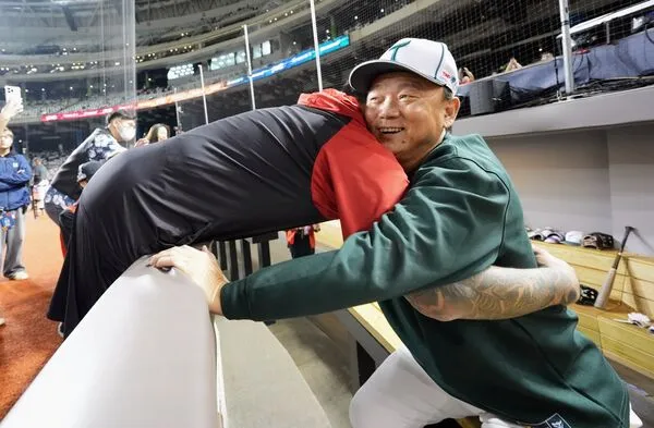 ▲▼林智勝向洪一中致意。（圖／味全龍提供）