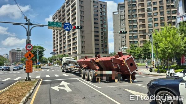 ▲馮男駕駛聯結車載送鋼梁，途中卻鬆脫掉落至地面。（圖／記者陸運陞翻攝）