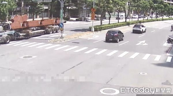 ▲馮男駕駛聯結車載送鋼梁，途中卻鬆脫掉落至地面。（圖／記者陸運陞翻攝）