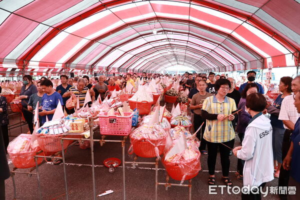 ▲松柏嶺受天宮中元普度，贊普祭品與捐贈數量創新高。（圖／南投縣政府提供，下同）