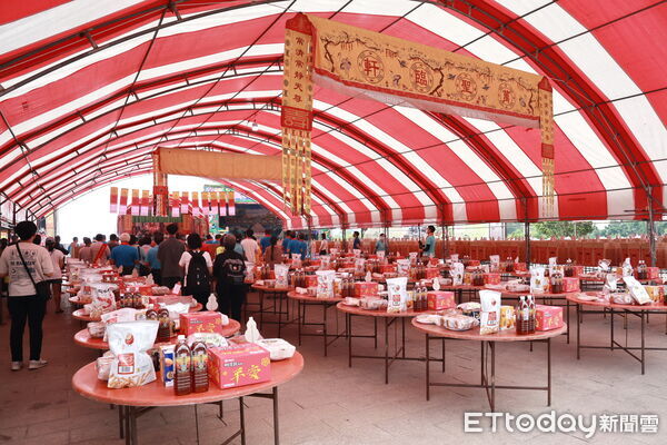 ▲松柏嶺受天宮中元普度，贊普祭品與捐贈數量創新高。（圖／南投縣政府提供）