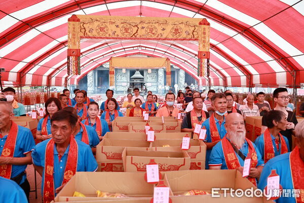 ▲松柏嶺受天宮中元普度，贊普祭品與捐贈數量創新高。（圖／南投縣政府提供）