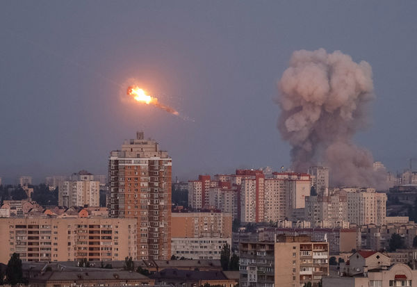 ▲▼ 烏克蘭開火攔截俄羅斯飛彈。（圖／路透）