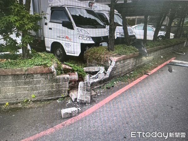 ▲顧姓男子駕休旅車轉彎時自撞矮牆。（圖／中壢警分局提供）