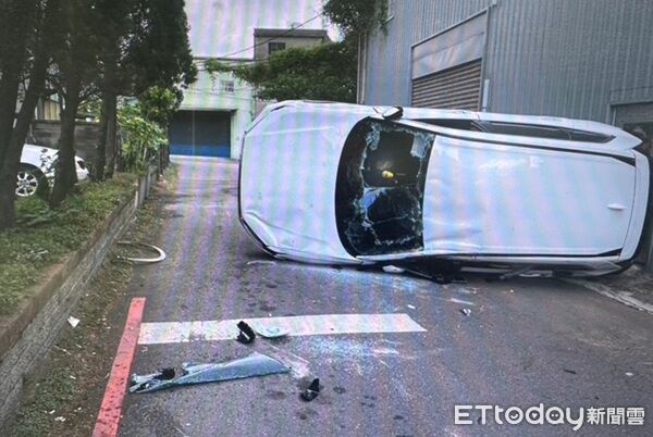 ▲▼休旅車側翻，車內一家4人都受擦挫傷。（圖／中壢警分局提供）