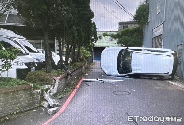 ▲▼休旅車側翻，車內一家4人都受擦挫傷。（圖／中壢警分局提供）