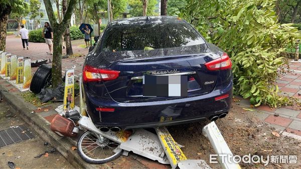 ▲▼北市內湖海神轎車起步打滑失控衝上人行道。（圖／記者張君豪翻攝）