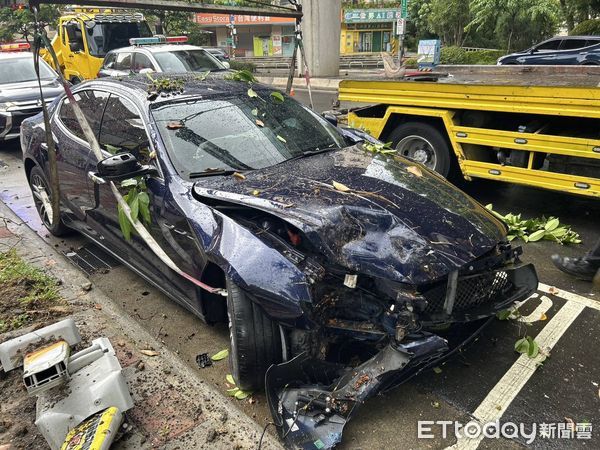 ▲▼北市內湖海神轎車起步打滑失控衝上人行道。（圖／記者張君豪翻攝）