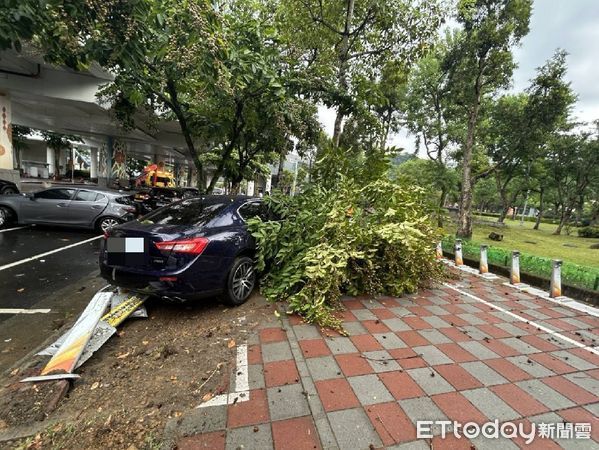 ▲▼北市內湖海神轎車起步打滑失控衝上人行道。（圖／記者張君豪翻攝）