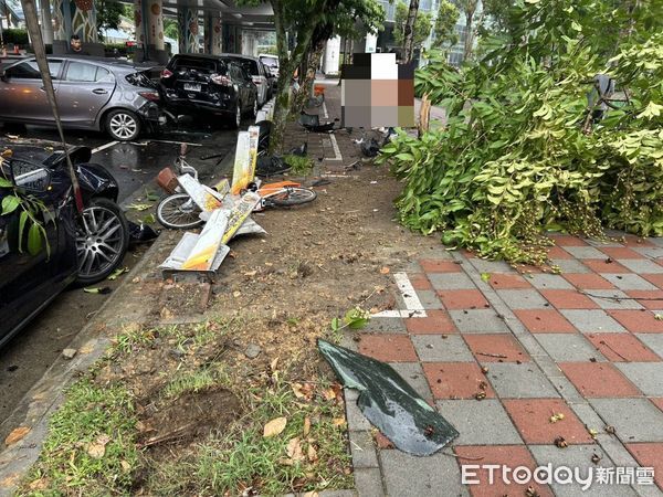 ▲▼北市內湖海神轎車起步打滑失控衝上人行道。（圖／記者張君豪翻攝）