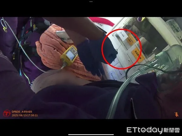 ▲生死一瞬間！台中男鋸木摔落「肺險爆」，救護員一針洩氣逆轉死神 。（圖／台中市消防局提供）