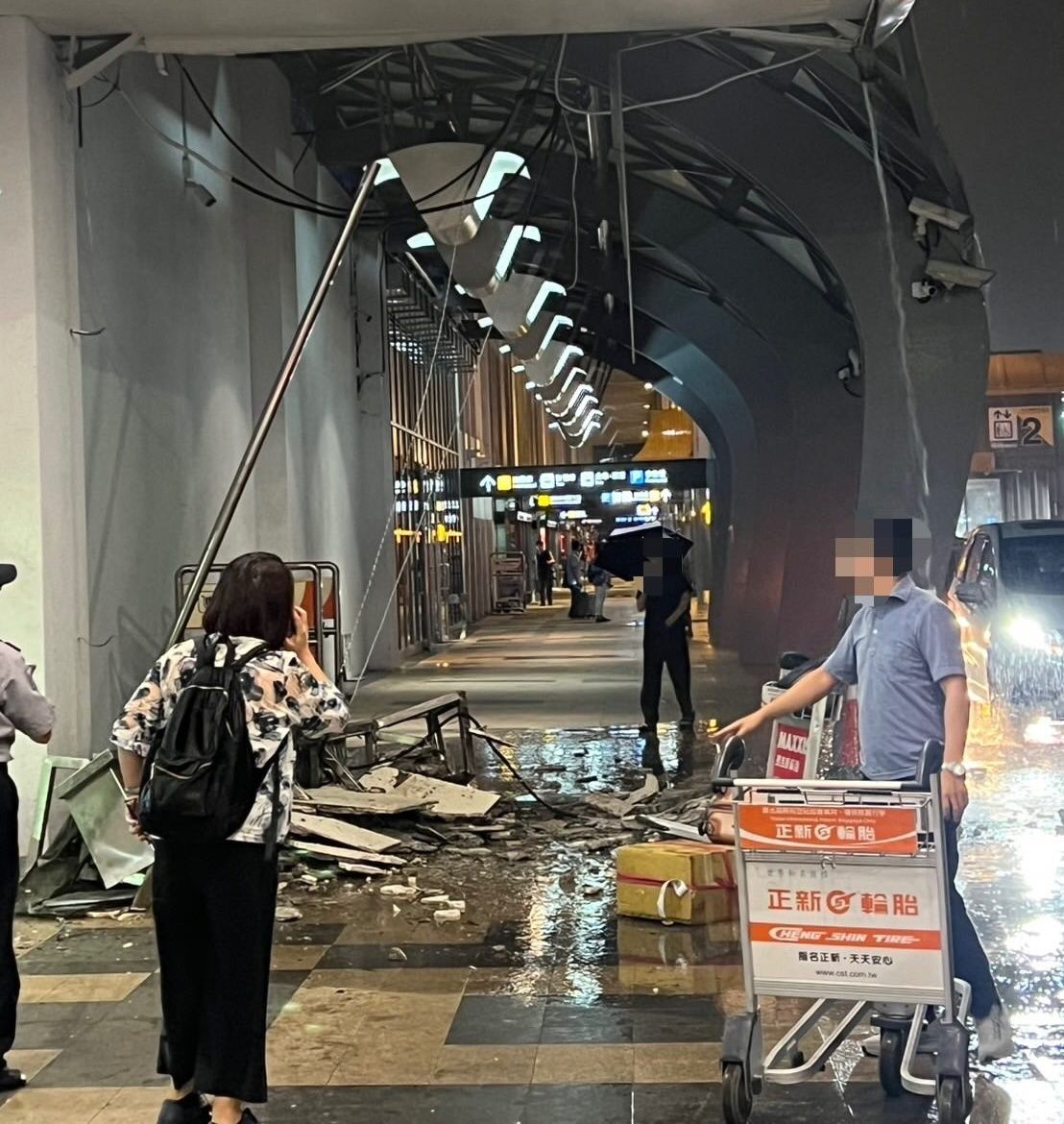 ▲松山機場天花板驚傳崩落。（圖／翻攝自Threads）