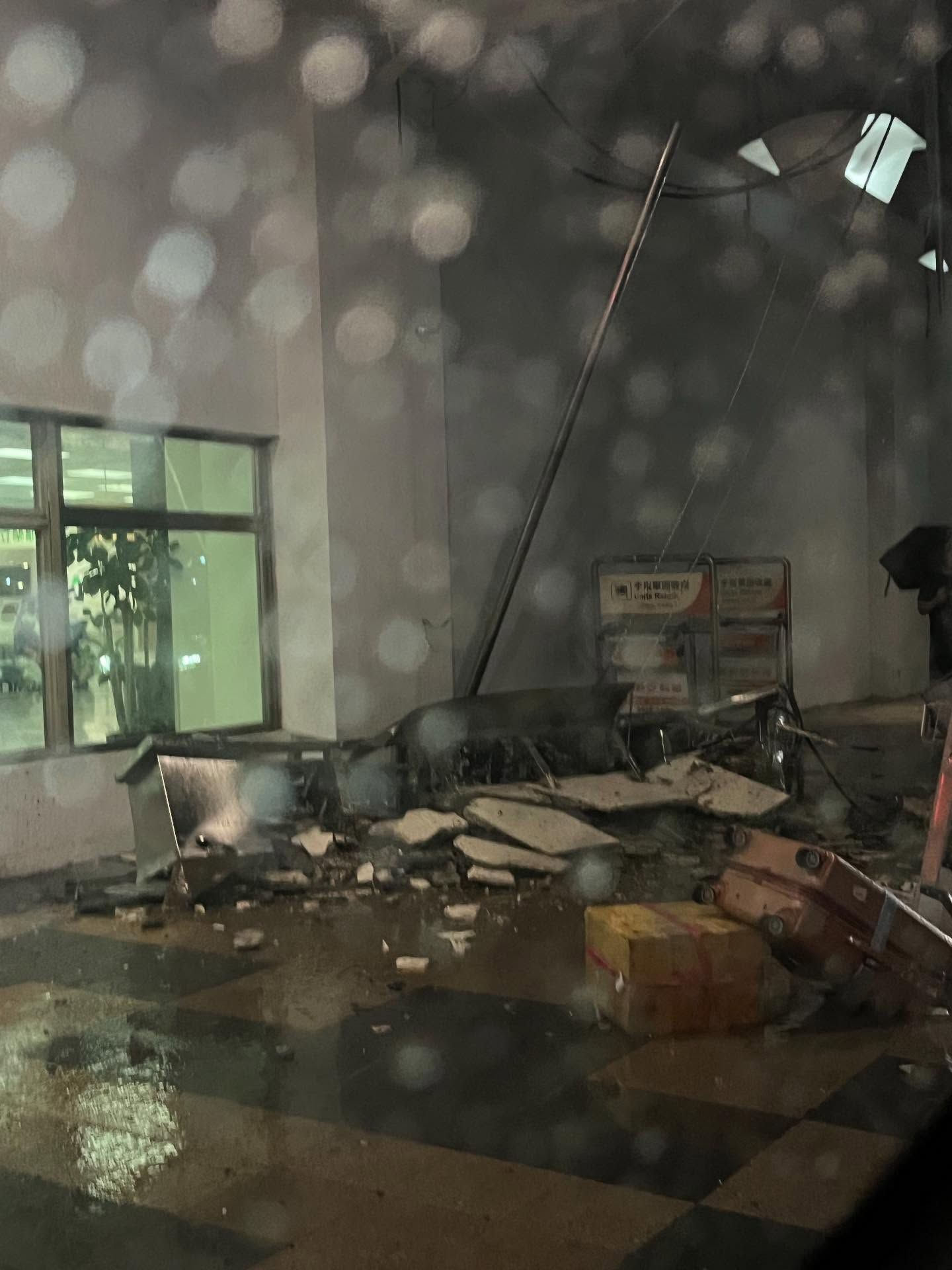 ▲松山機場天花板驚傳崩落。（圖／翻攝自Threads）