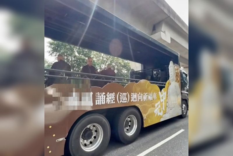 ▲▼高雄路人中元前驚見「誦經車」　法師站一排繞街！。（圖／爆料公社）