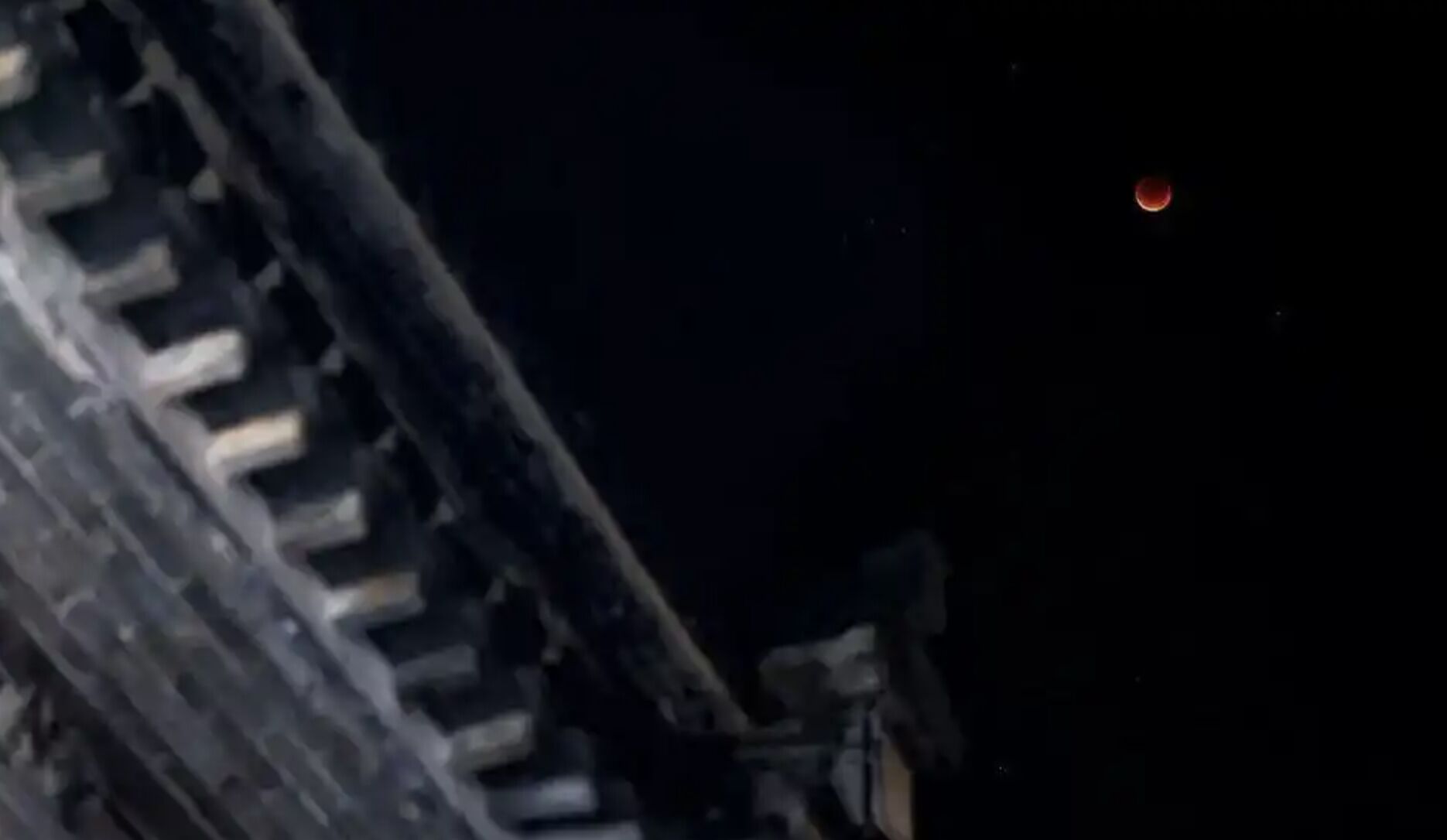 ▲安徽黃山古建築旁的血月。（圖／翻攝央視）