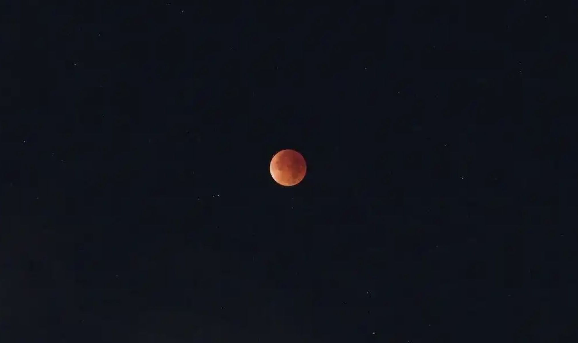 ▲福建泉州記錄下的紅月亮。（圖／翻攝央視）