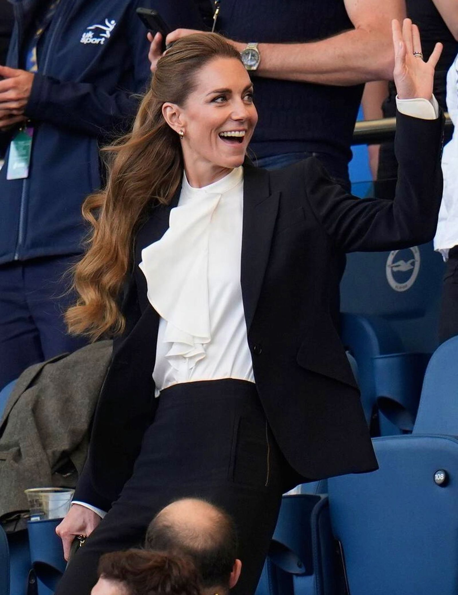 凱特王妃金髮惹議後「悄悄回歸棕髮」！　穿6萬元黑西裝看球向「她」致敬