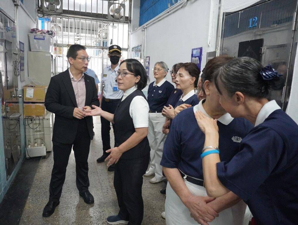 ▲基隆看守所舍房添新設備 慈濟捐40台電視播放教化節目。（圖／記者郭世賢翻攝）