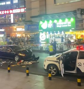 武漢發生開車撞人事件！　有人當場「捲入車底」