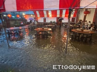 快訊/暴雨轟炸大台中!北屯馬路成黃河、必比登餐廳秒變「流水席」