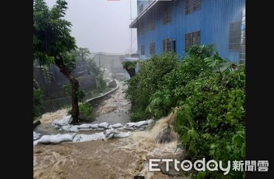 快訊/恐怖泥流沖家門!台中暴雨「牆倒路淹」 居民:擋不住了