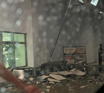 快訊／松山機場「天花板突崩落」！碎片散滿地、管線垂落畫面曝