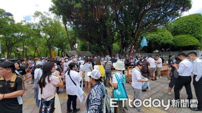 LIVE/柯文哲出來了! 小草激動歡呼