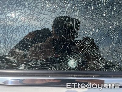 停路邊車窗莫名遭擊碎　車主好崩潰...警細查找出真相