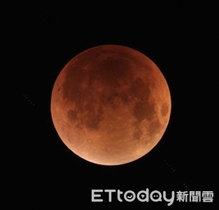 血月奇景震撼天際 南瀛天文館千人觀測、直播衝破10萬