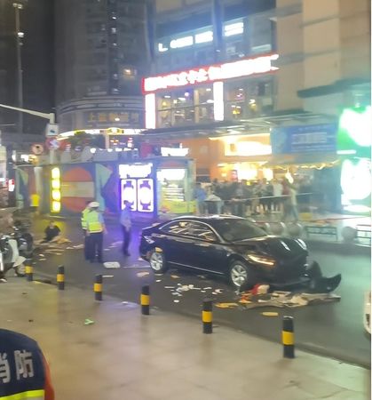 武汉突发开车撞人事件 有人被卷入车底 现场曝光