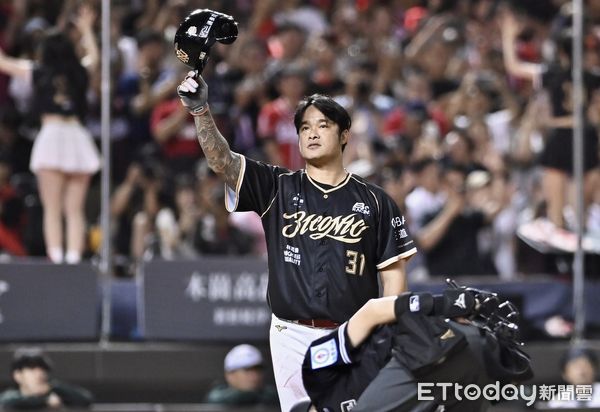 ▲▼ 林智勝引退系列賽最終戰擊出全壘打。（圖／記者李毓康攝）