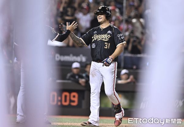 ▲▼ 林智勝引退系列賽最終戰擊出全壘打。（圖／記者李毓康攝）