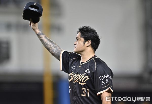 ▲▼ 林智勝引退系列賽最終戰擊出全壘打。（圖／記者李毓康攝）