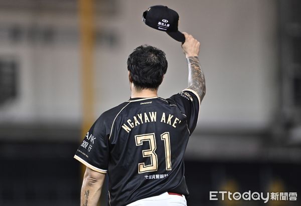 ▲▼ 林智勝引退系列賽最終戰擊出全壘打。（圖／記者李毓康攝）