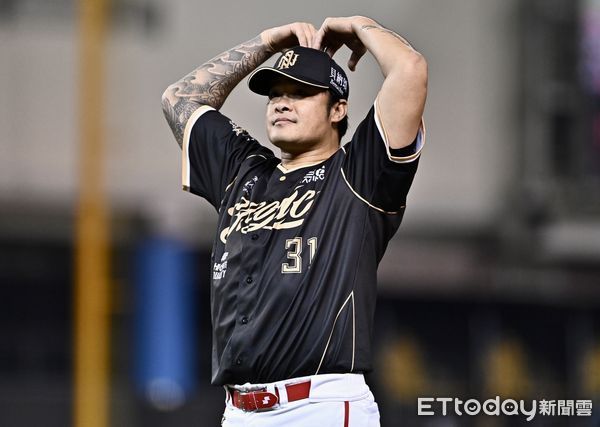 ▲▼ 林智勝引退系列賽最終戰擊出全壘打。（圖／記者李毓康攝）