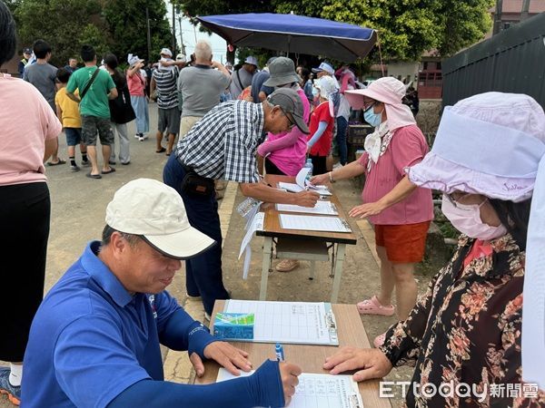 ▲桃園市觀音區上大等三里約200多位里民，今日下午集結變電廠預定地附近簽名抗議。（圖／記者楊熾興攝）