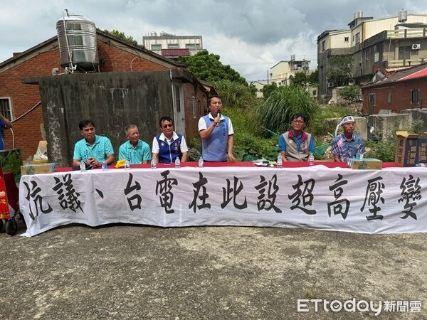 ▲▼在地方民代率領下頭綁抗議布條手舉抗議白布條高喊誓死保護家園。（圖／記者楊熾興攝）