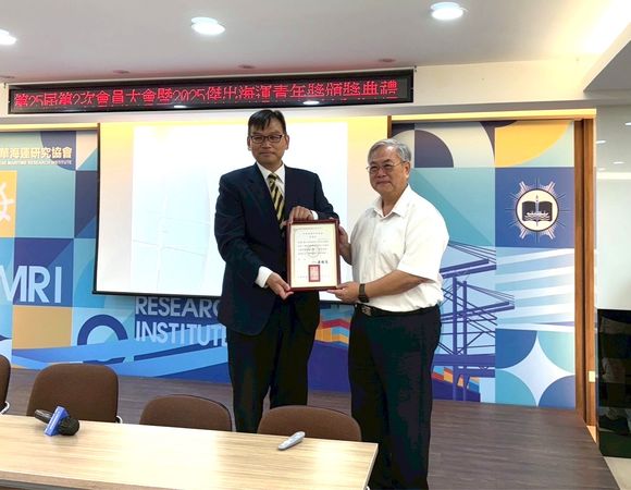▲中華海運研究協會理事長桑國忠(左) 致贈感謝狀給高雄科技大學副校長俞克維(右)。（圖／海研會提供）