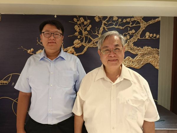 ▲俞家祖孫三代都奉獻海事教育。圖為俞克維(右)與他的兒子俞家睿（圖／記者張佩芬攝）