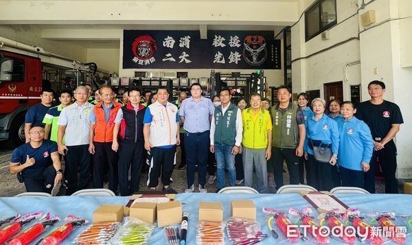▲台南市麻豆義消、婦宣分隊合力捐贈宣導品，讓消防廳舍成為地方防災打卡亮點。（記者林東良翻攝，下同）