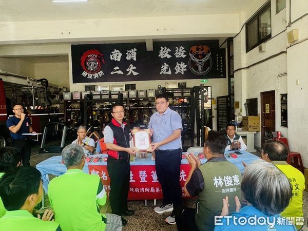 ▲台南市麻豆義消、婦宣分隊合力捐贈宣導品，讓消防廳舍成為地方防災打卡亮點。（記者林東良翻攝，下同）