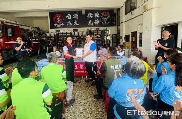▲台南市麻豆義消、婦宣分隊合力捐贈宣導品，讓消防廳舍成為地方防災打卡亮點。（記者林東良翻攝，下同）