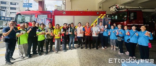 ▲台南市麻豆義消、婦宣分隊合力捐贈宣導品，讓消防廳舍成為地方防災打卡亮點。（記者林東良翻攝，下同）