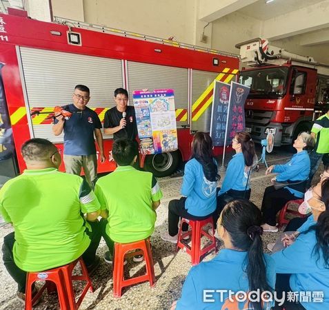 ▲台南市麻豆義消、婦宣分隊合力捐贈宣導品，讓消防廳舍成為地方防災打卡亮點。（記者林東良翻攝，下同）