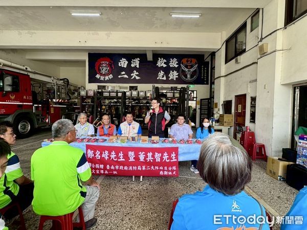 ▲台南市麻豆義消、婦宣分隊合力捐贈宣導品，讓消防廳舍成為地方防災打卡亮點。（記者林東良翻攝，下同）