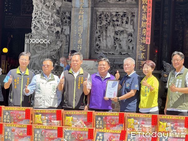 ▲台南正統鹿耳門聖母廟舉辦「中元普渡供品捐贈記者會」，現場由民政局副局長吳明熙、社會局秘書呂維胤、立委陳亭妃、聖母廟主委鄭清池，廟方委員及多家弱勢團體代表共同參與。（圖／記者林東良攝，下同）