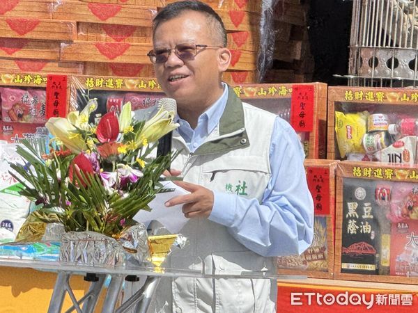 ▲台南正統鹿耳門聖母廟舉辦「中元普渡供品捐贈記者會」，現場由民政局副局長吳明熙、社會局秘書呂維胤、立委陳亭妃、聖母廟主委鄭清池，廟方委員及多家弱勢團體代表共同參與。（圖／記者林東良攝，下同）