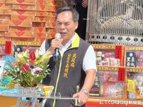 ▲台南正統鹿耳門聖母廟舉辦「中元普渡供品捐贈記者會」，現場由民政局副局長吳明熙、社會局秘書呂維胤、立委陳亭妃、聖母廟主委鄭清池，廟方委員及多家弱勢團體代表共同參與。（圖／記者林東良攝，下同）