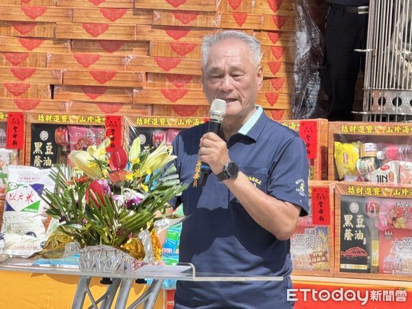 ▲台南正統鹿耳門聖母廟舉辦「中元普渡供品捐贈記者會」，現場由民政局副局長吳明熙、社會局秘書呂維胤、立委陳亭妃、聖母廟主委鄭清池，廟方委員及多家弱勢團體代表共同參與。（圖／記者林東良攝，下同）